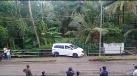 Indian motorist squeezes vehicle into extremely tight parking spot with ease