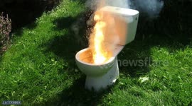 Hot 'n' Cold! Polish YouTuber tests super hot thermite and extremely cold dry ice on toilet