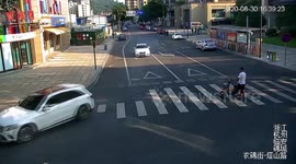 Chinese motorcyclist uses his bike to block sinkhole on road until police arrive