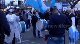 Police officers in Argentina demand better pay outside presidential residence