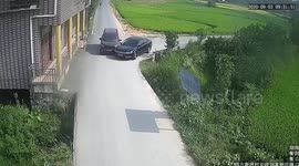 Vehicle falls into ditch after colliding with another car in southern China