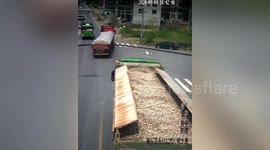 Pedestrian trips over 100-metre-long water pipe being dragged by truck in China