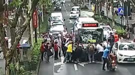 Kind-hearted passersby lift bus to rescue trapped biker