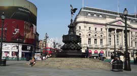 London Bakes In 30 Degree Sun Yet Few People Are On The Streets