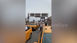 Taxi drivers block Brooklyn Bridge in New York