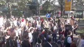 Thousands march in Berlin in support of migrants in Greece