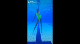 Artistic swimmer dance Tiktok dance underwater