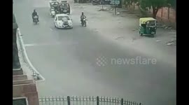 Traffic cop clutches on to car bonnet to stop violator,dragged for 200 meters