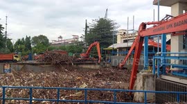 Hundreds of tons of garbage block up floodgate in Indonesian capital