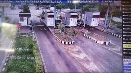 Truck driver flees the scene after smashing into 3 cars at toll gate in India