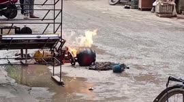 People panicked as gas cylinder caught fire in Western India