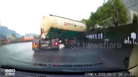 Car reverses to avoid being hit by out-of-control tanker truck on Chinese road