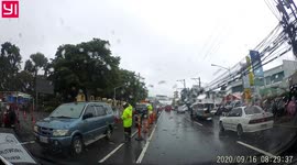 Helmet saves motorcyclist's life after he falls under truck's wheels in the Philippines