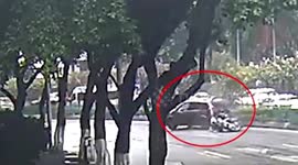 Helmets save motorcyclists' lives after out-of-control SUV knocks them over in China