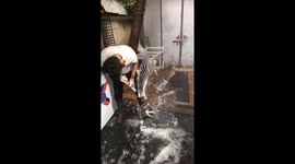Skilful Vietnamese man sculpts fish out of ice cube