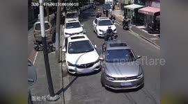 Chinese con artist pretends to be car owner and asks for compensation after vehicle is scratched