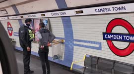2_Police take passenger off tube for not wearing face mask