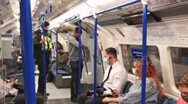 3_Police take passenger off tube for not wearing face mask