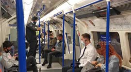 4_Police take passenger off tube for not wearing face mask