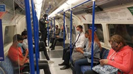 5_Police take passenger off tube for not wearing face mask