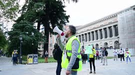 Negacionistas se concentran en el Prado al prohibir la Delegación la protesta en Colón