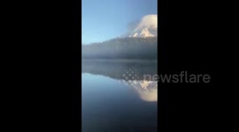 US: Stunning Cap Cloud Covers Over Top Of Mount Rainier