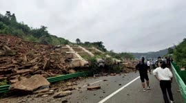 Car narrowly outruns collapsing mountainside on Chinese highway