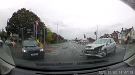 UK dashcam catches moment of T-Bone smash on Leicester road