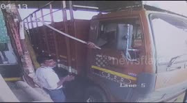 Truck driver brandishes large sword during argument with toll booth worker in India