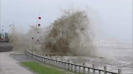 Qiantang River's spectacular tidal bore lashes shore in eastern China