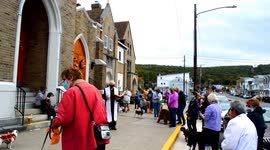 Pennsylvania Pastor blessed queue of pets outside church