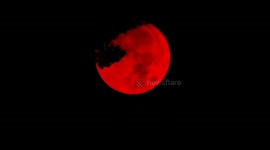 Incredible timelapse of red moonrise through heavy forest fire smoke in California