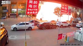 Huge fire engulfs surrounding area after truck transporting gas cylinders explodes in northern China