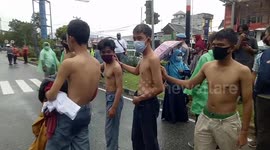 Intending to Join the Omnibus Law Demo for Job Creation, a Number of School Students Arrested by the Police