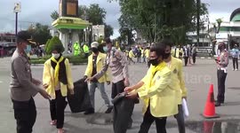 Amid the Demonstration, Indonesian Students Collecting Scattered Garbage