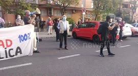 Vecinos del barrio de Carabanchel se manifiestan por quinta vez por la falta de medicos en el centro de salud de Abrantes