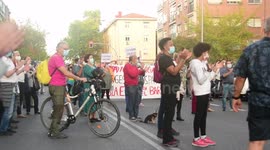 Vecinos del barrio de Carabanchel se manifiestan por quinta vez por la falta de medicos en el centro de salud de Abrantes