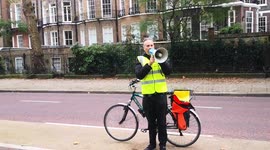 Covid Marshall shouts at protesters near Buckingham palace