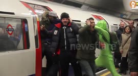UK Pranksters parody Paris metro incident