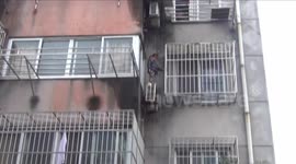 4-year-old girl rescued from building ledge in China