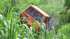 Jeep rescued from muddy bog on Reunion island