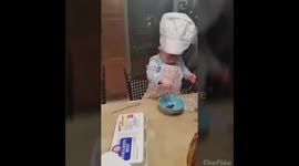 Toddler shows amazing egg-cracking skills