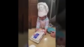 Toddler shows off amazing egg-cracking skills