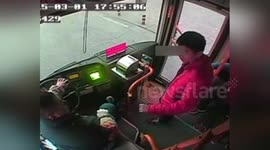 三男子公交上嗑瓜子被阻 围殴司机打砸公交跳窗逃逸