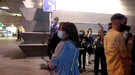 Negacionistas tratan de convencer a la gente joven para que no usen mascarilla