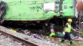Paramedics retrieve bodies from Thailand train-bus crash