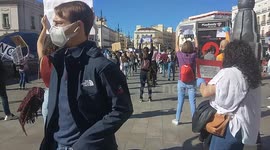 Enfermer@s se manifiestan en puerta del sol en su lucha contra el coronavirus