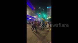 US: Fans Turn Wild Outside Staples Center To Celebrate Lakers Win Amid COVID-19 Warnings 3