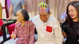 91岁爷爷大寿拍全家福,手搭奶奶肩膀遭无情甩开