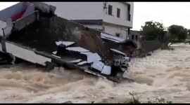8 dead as flooding causes house collapse in southern India